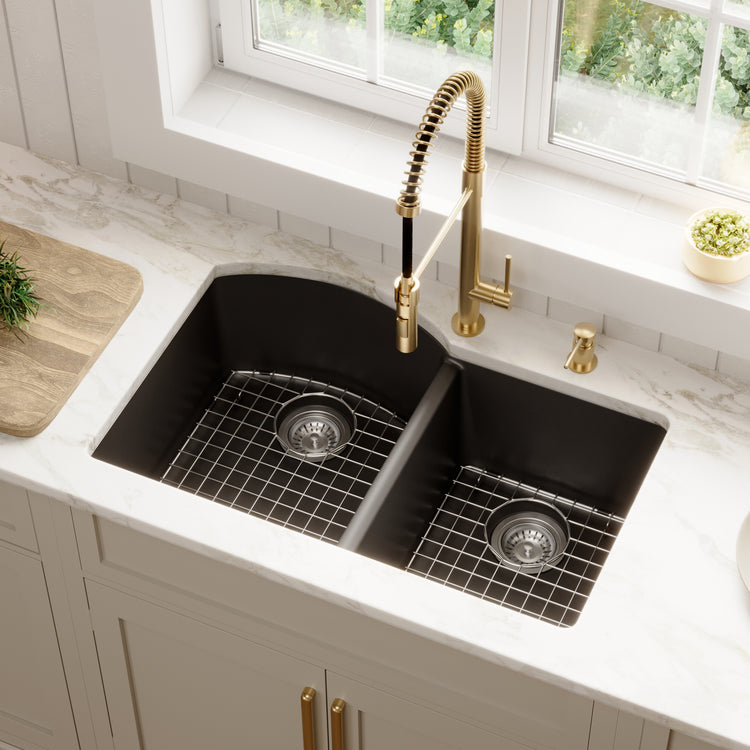 QU-610-BL-PK1 Main Lifestyle