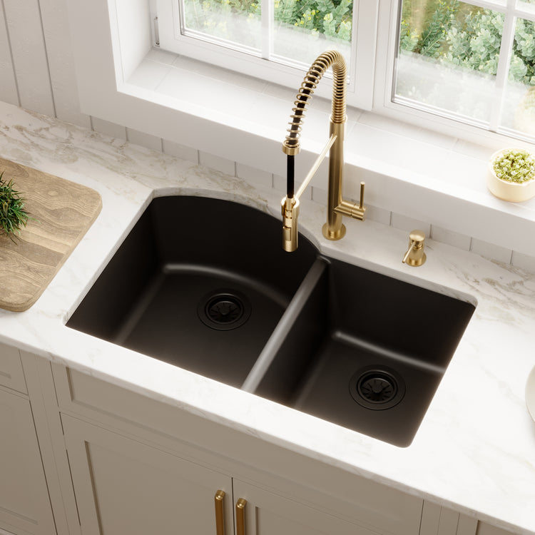QU-610-BL Main Lifestyle