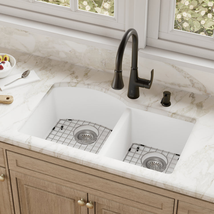 QU-610-WH-PK1 Main Lifestyle