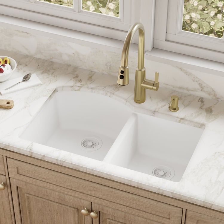 QU-610-WH Main Lifestyle