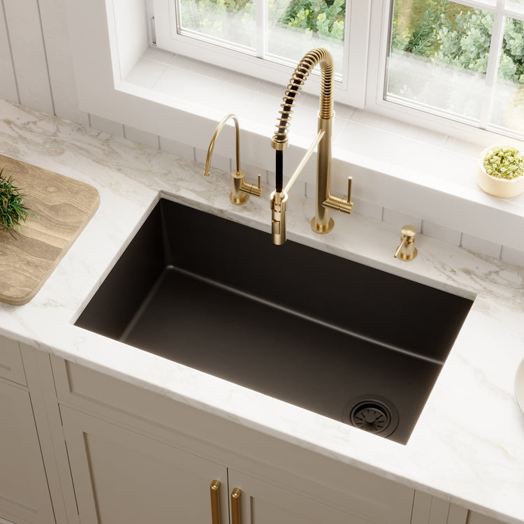 QU-670-BL Main Lifestyle