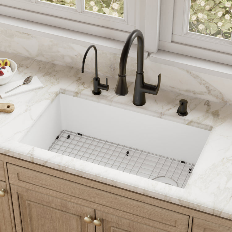 QU-670-WH-PK1 Main Lifestyle
