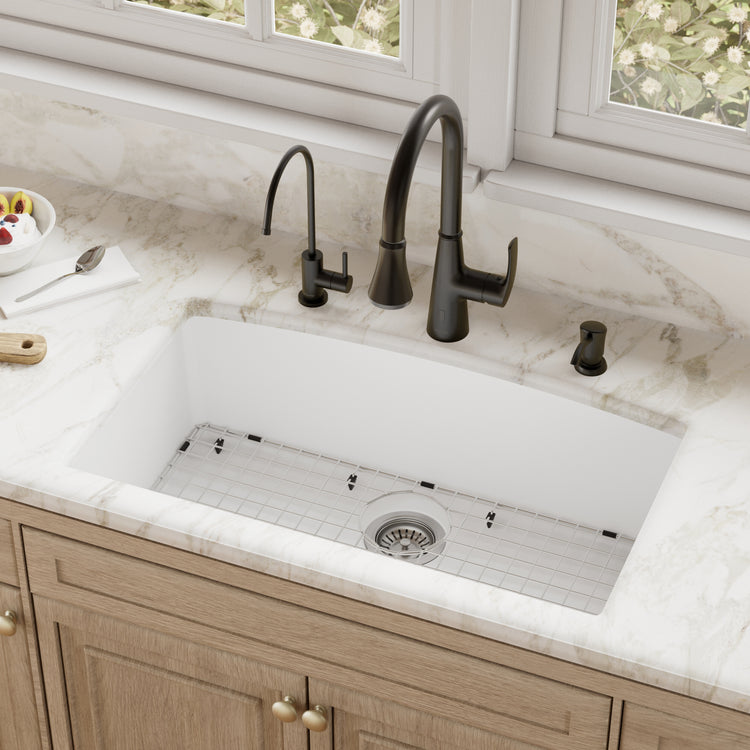 QU-712-WH-PK1 Main Lifestyle