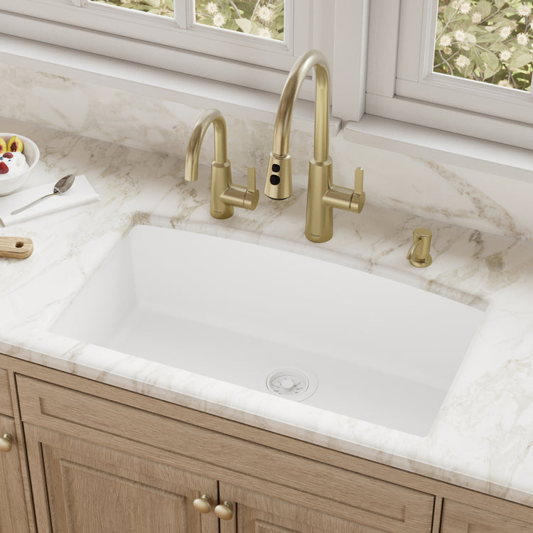 QU-712-WH Main Lifestyle