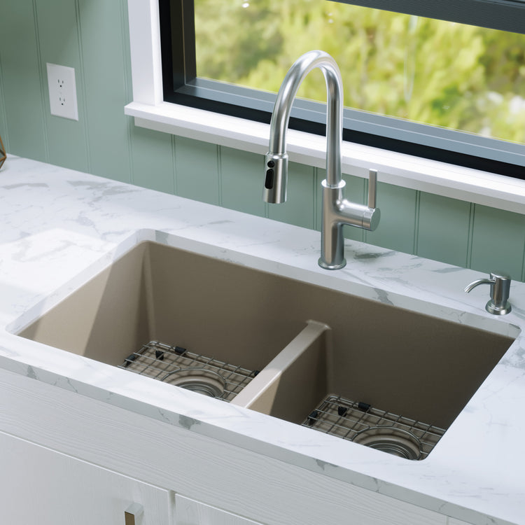 QU-810-CN-PK1 Main Lifestyle