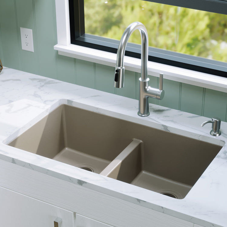 QU-810-CN Main Lifestyle