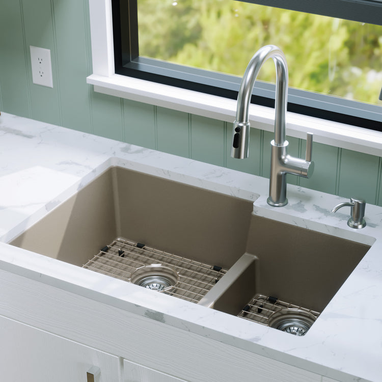 QU-811-CN-PK1 Main Lifestyle