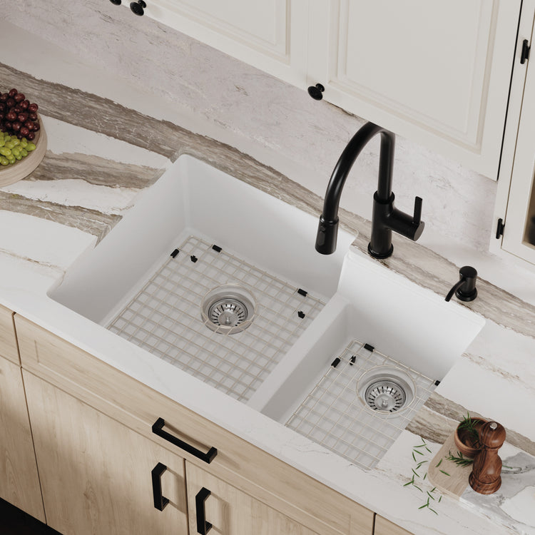 QU-811-WH-PK1 Main Lifestyle