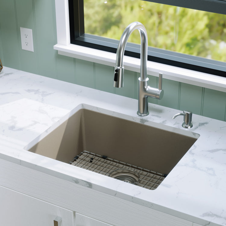 QU-820-CN-PK1 Main Lifestyle
