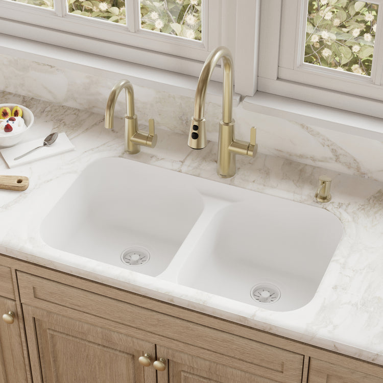 Q-350-WH Main Lifestyle