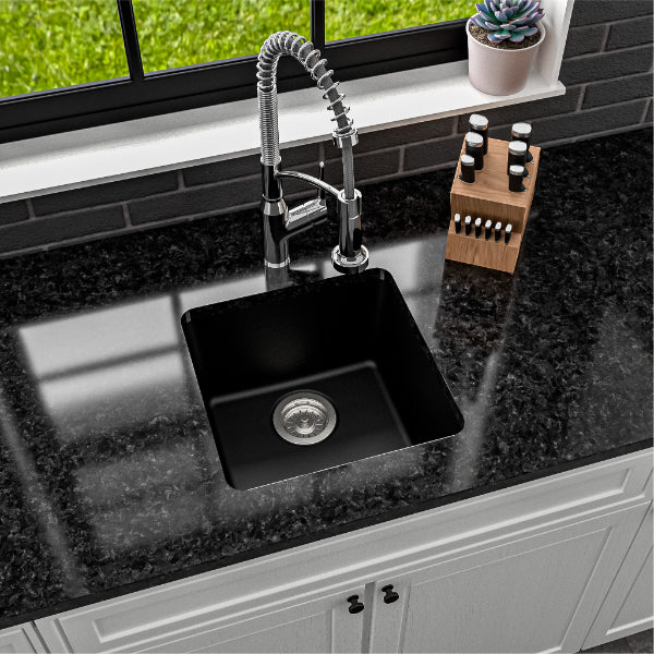 QU-690-BL Main Lifestyle