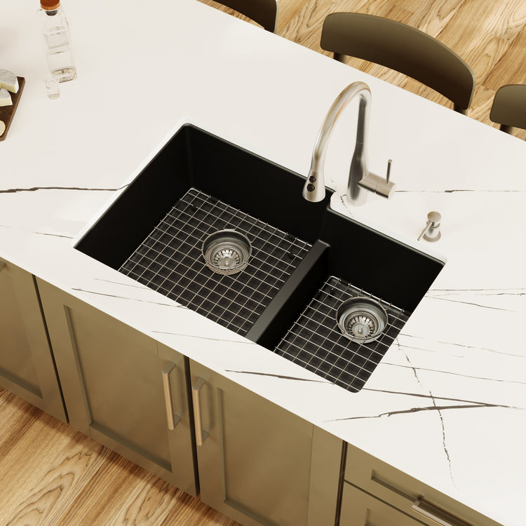 QU-811-BL-PK1 Main Lifestyle