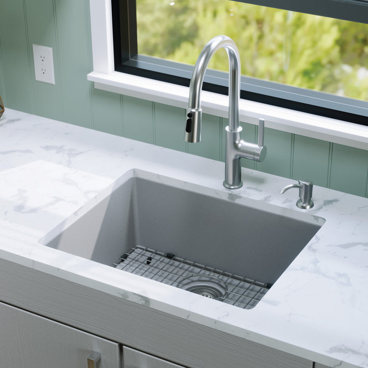 QU-820-GR-PK1 Main Lifestyle