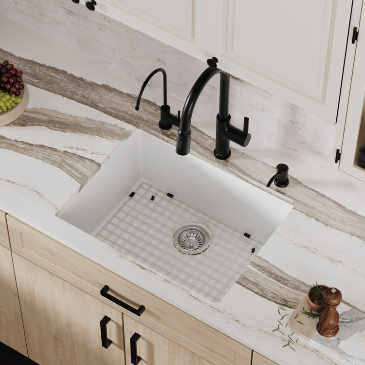 QU-820-WH-PK1 Main Lifestyle